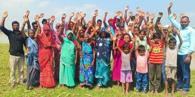 तटबंध के मरम्मत की मांग को लेकर ग्रामीणों ने किया प्रदर्शन