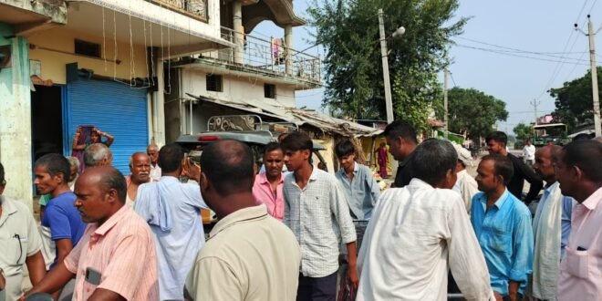 धरमौली में सरकारी राशन पकड़े जाने पर हंगामा, ग्रामीणों ने किया विरोध प्रदर्शन