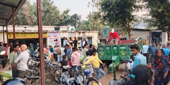 डीएपी खाद वितरण में धांधली का आरोप, दरहटा में किसानों का हंगामा