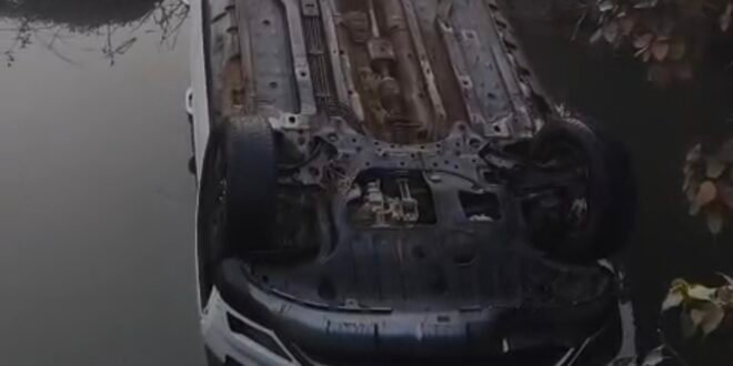 रामपुर बुजुर्ग में रेलिंग विहीन पुल से नाले में गिरी अनियंत्रित कार