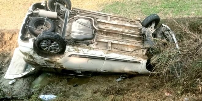 बागापार में अनियंत्रित होकर पलटी बारातियों से भरी कार