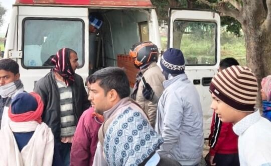 लखिमा थरुआ में ट्रैक्टर की ठोकर से बाइक सवार दो युवक घायल