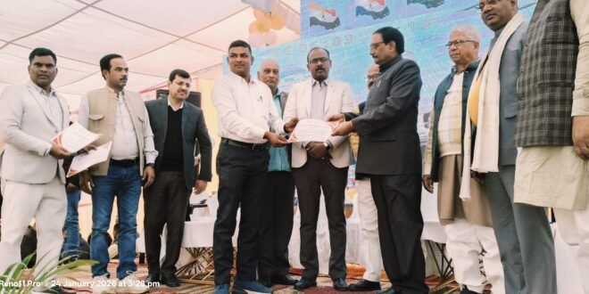 ग्राम विकास में उत्कृष्ट योगदान पर प्रधान, सचिव व शिक्षिका सम्मानित