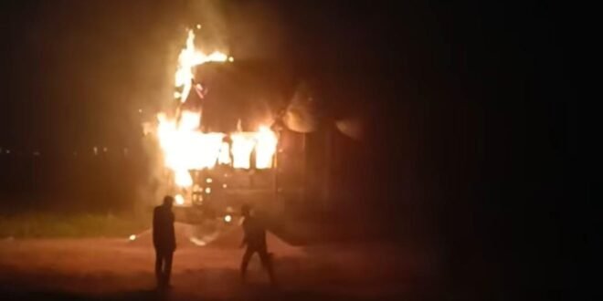 सोनरा के एक राइस मिल पर खड़े ट्रक में लगी आग, बड़ा हादसा टला