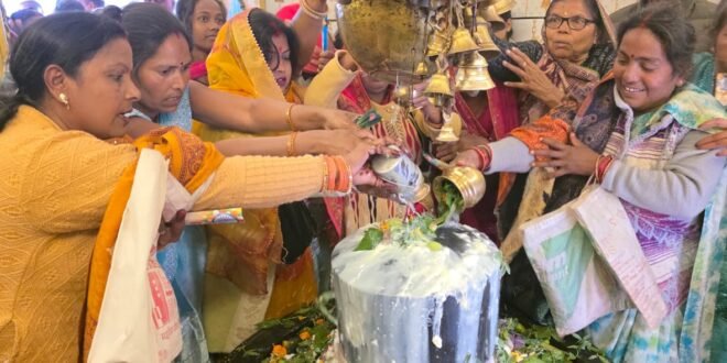 महाशिवरात्रि के पावन पर्व पर आस्था की धारा में सराबोर रहा कटहरा का प्राचीन शिवालय