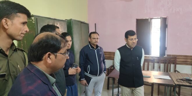 विकास कार्यों का जायज़ा लेने निचलौल पहुँचे मुख्य विकास अधिकारी (सीडीओ) 