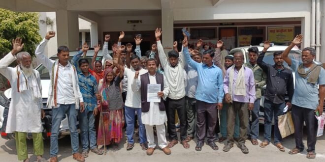 निचलौल तहसील पर आप कार्यकर्ताओं का प्रदर्शन: गलत पैमाइश के विरोध में डीएम को सौंपा ज्ञापन