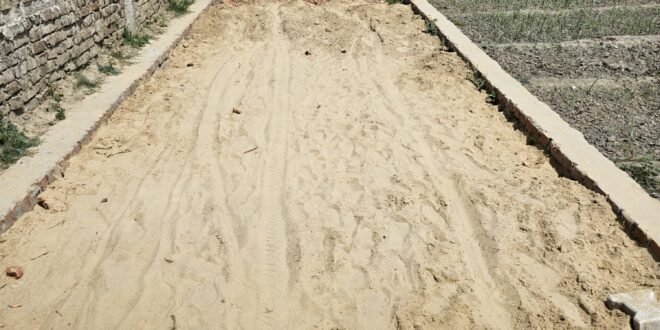 गड़ौरा में इंटरलॉकिंग निर्माण कार्य में अनियमितता, पीली मिट्टी डालकर कराया जा रहा निर्माण