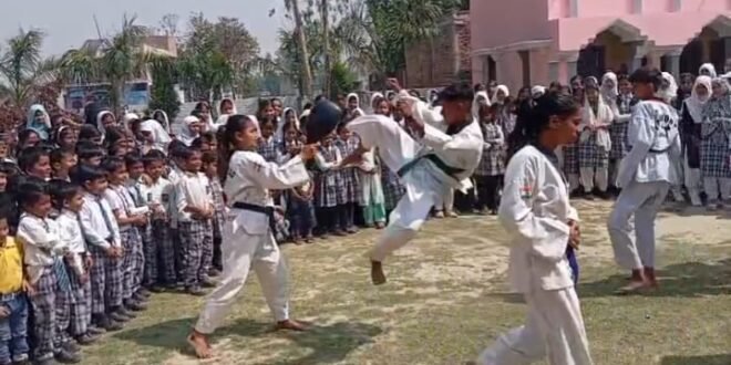 ताइक्वांडो डेमो देख मंत्रमुग्ध हुए कालेज के छात्र छात्राएं 