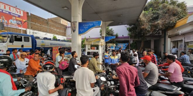 यादव पेट्रोल पंप पर बिना हेलमेट दिया जा रहा पेट्रोल, शासनादेश की उड़ रही धज्जियां