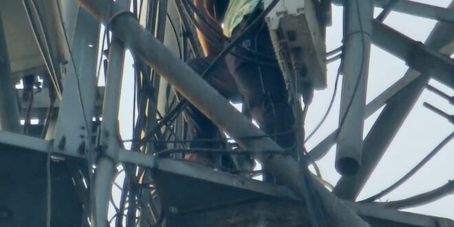 प्रेमिका की शादी तय होने से युवक टावर पर चढ़ा, पुलिस ने बचाई जान