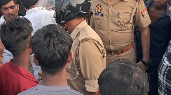 करंट लगने से युवक की मौत, शव रखकर किया विरोध प्रदर्शन
