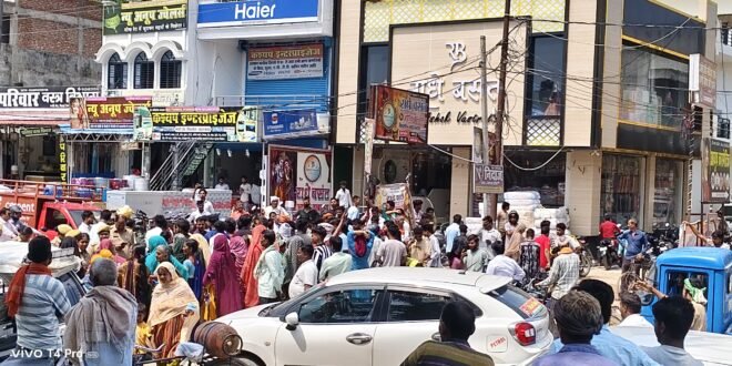 निचलौल में भारत गैस एजेंसी पर हंगामा, महिलाओं ने किया सड़क जाम