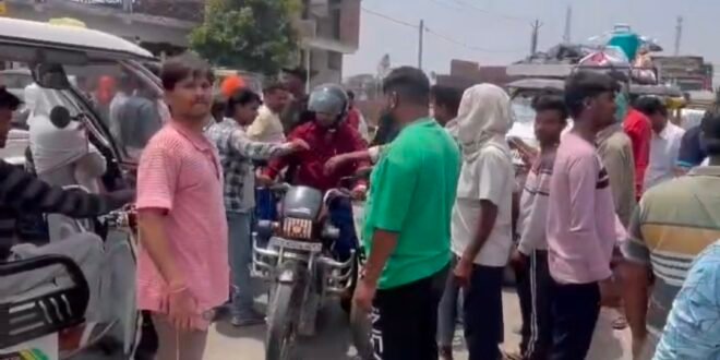 पेट्रोल-डीजल की किल्लत से परेशान लोगों ने मिठौरा एचपी पेट्रोल पंप पर किया चक्का जाम