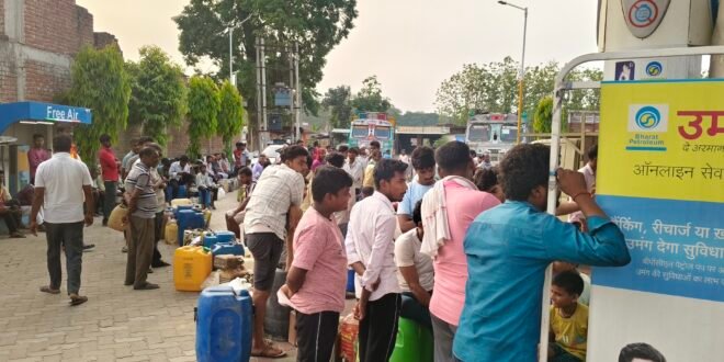 डीजल के लिए पेट्रोल पंप पर रात गुजार रहे किसान, धान की बेहन में हो रही देरी