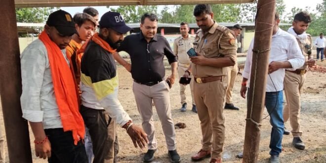 मदनपुरा गौशाला में दो गायों की मौत एक जिंदगी और मौत से जूझ रही हड्डियों की ढेर मिलने पर भड़के बजरंग दल के कार्यकर्ता