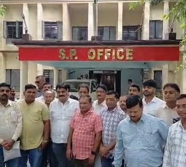 ठूठीबारी थानाध्यक्ष के खिलाफ जांच की मांग, प्रेस क्लब ने एसपी को सौंपा ज्ञापन