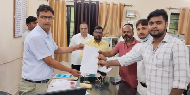 बिजली कटौती से परेशान ग्रामीण, अधिशासी अभियंता को सौंपा ज्ञापन