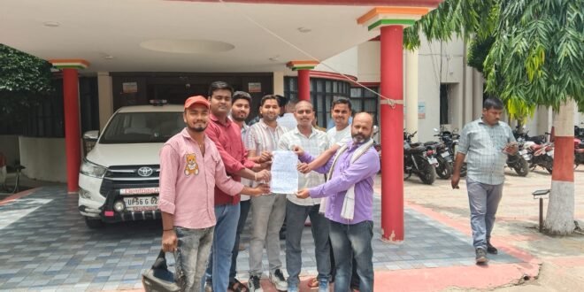 बिजली कटौती से परेशान ग्रामीणों ने जिलाधिकारी को सौंपा ज्ञापन, आपूर्ति सुधारने की मांग