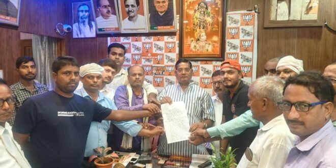 सिंदुरिया को नगर पंचायत बनाने की मांग तेज, ग्रामीणों ने विधायक को सौंपा ज्ञापन
