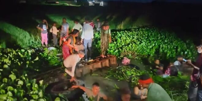 ईटहिया मेले से लौट रही श्रद्धालुओं से भरी ट्रैक्टर-ट्रॉली गड्ढे में पलटी, बाल-बाल बचे 35 श्रद्धालु