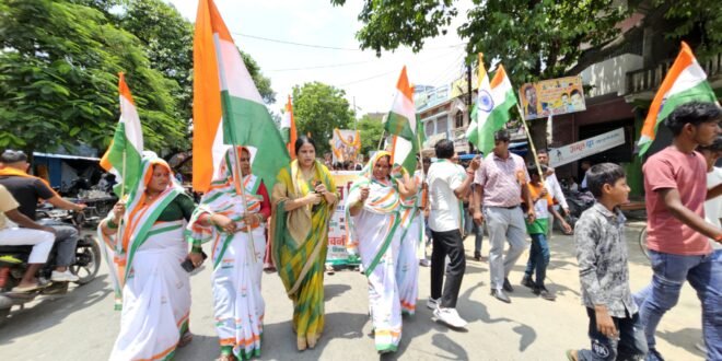 निचलौल में निकली विशाल तिरंगा पदयात्रा, भारत माता के जयकारों से गूंजा नगर