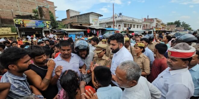 चार युवकों की मौत के बाद फूटा आक्रोश, परिजनों ने निचलौल-महराजगंज मार्ग किया जाम