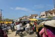 निचलौल कटरा चौराहे पर भीषण जाम, कड़ी धूप में राहगीर और बाइक सवार बेहाल