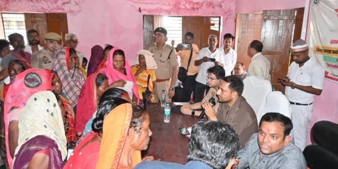 सोहगीबरवा में लगी ‘राहत चौपाल’, डीएम -एसपी ने बाढ़ तैयारियों की समीक्षा कर दिए निर्देश