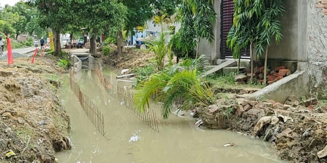 अधूरी नाली से आवागमन बाधित, हादसे का खतरा