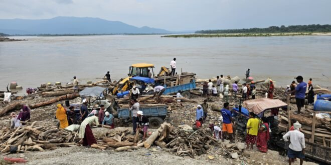 नेपाल में बाढ़ की तबाही के बाद भयावह मंजर, बी-गैप के ठोकरों पर बहकर आ रहे शव