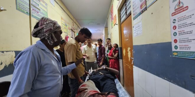 खम्हौरा पेट्रोल पंप के पास भीषण सड़क हादसा, 17 वर्षीय युवक का पैर बुरी तरह क्षतिग्रस्त