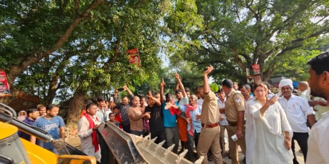 कई शिकायतों के बाद सात-पांच पुल पर चला बुलडोजर, अतिक्रमण हटाने के दौरान दुकानदारों का विरोध