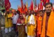 अखंड श्रीहरि कीर्तन के साथ निकली भव्य रैली, भगवा ध्वज से सजा पूरा गांव