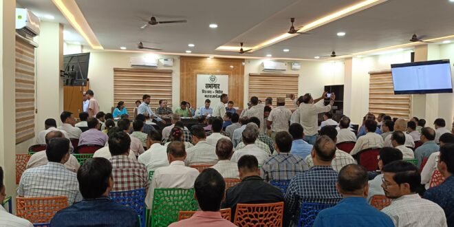 समीक्षा बैठक में डीएम सख्त, योजनाओं में लापरवाही पर कार्रवाई की चेतावनी