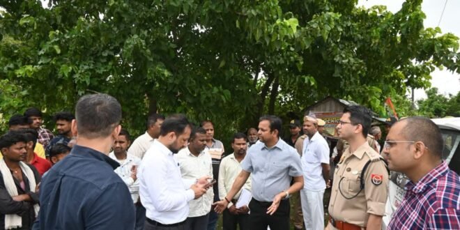 बाढ़ के बीच निचलौल पहुंचे डीएम-एसपी, तटबंधों व सुरक्षा व्यवस्था का लिया जायजा