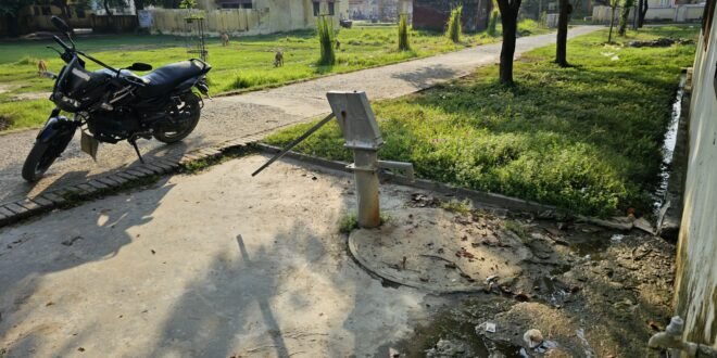 रिबोर के नाम पर लाखों का भुगतान, जमीन पर बदहाल हैंडपंप 